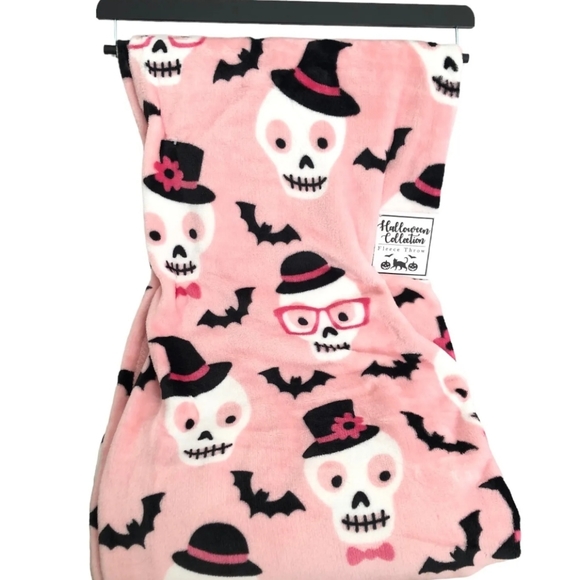 Halloween Hat Wearing Skeleton Skull Pink Fleece Throw Blanket 50x70" NWT - Picture 2 of 3